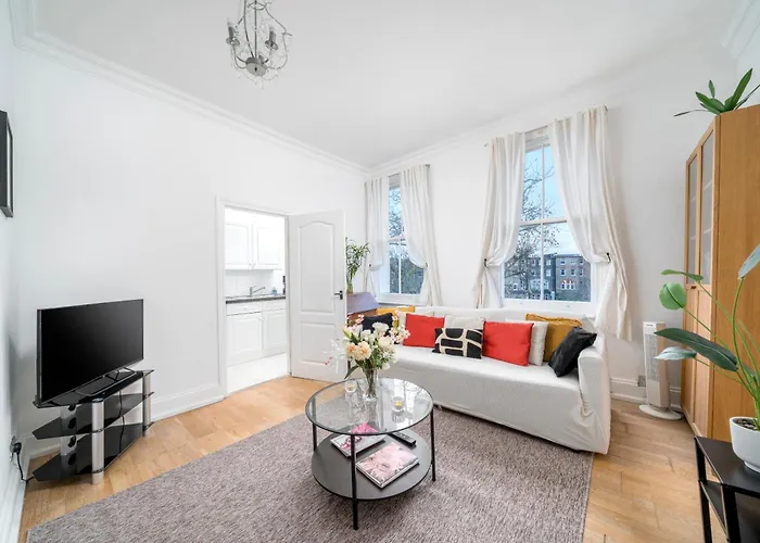 Central & Charming 2-3 Bed Apartment In Kensington, 2 Minutes To Tube, Piccadilly & District Lines, Stunning Garden Views