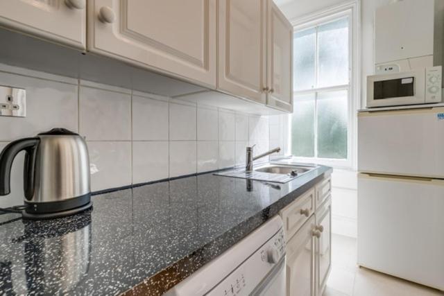 & Charming 2-3 Bed In Kensington, 2 Minutes To Tube, Piccadilly & District Lines, Stunning Garden Views *